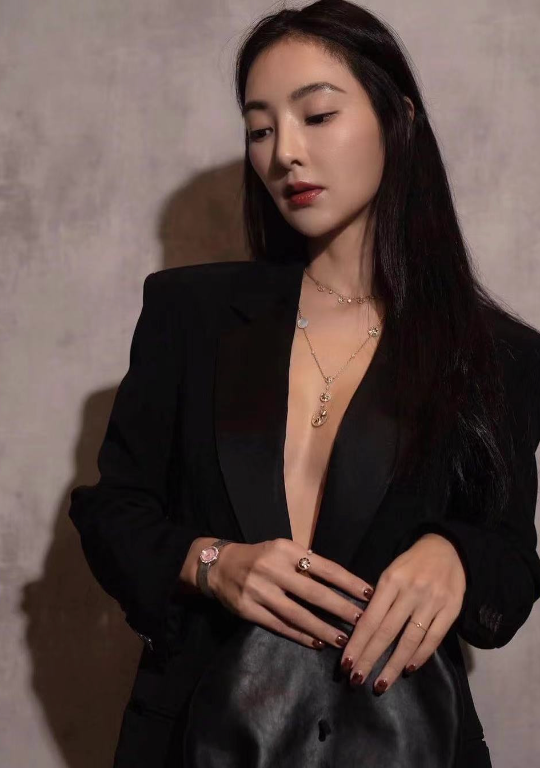 42岁吴速玲炫蛮腰遭人拍矮照腹部褶皱痕迹明显皮肤娇嫩似少女