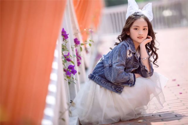 昨日,记者见到了洪子怡,她穿着红色的长裙,扎着高高的马尾,长相清秀