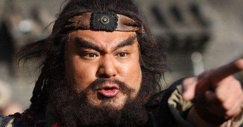 他这个人别看外表长得黑黑壮壮的,经常也不笑.