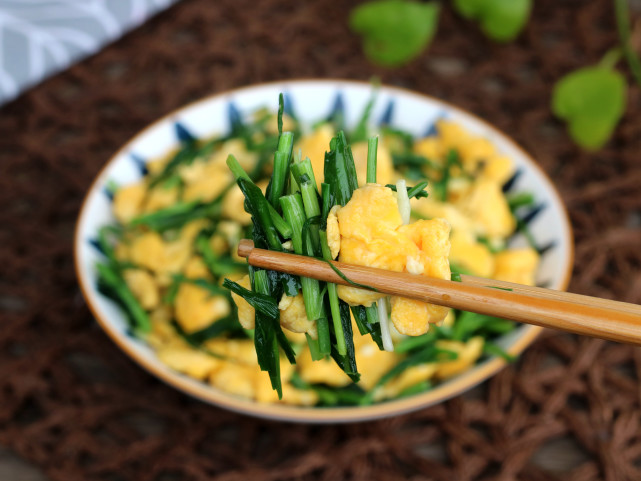 這個時候的野菜最嫩,也最好吃,像薺菜,馬蘭頭,水芹菜,野蔥,香椿芽,野