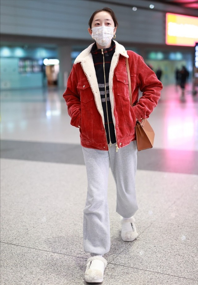 蒋梦婕这一身打扮似路人，穿红色灯芯绒外套显臃肿，包包却有亮点方老师