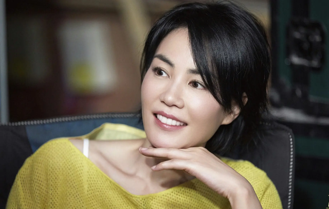 天后王菲近照曝光,52岁颜值依旧在线,穿浅蓝色毛衣好显嫩