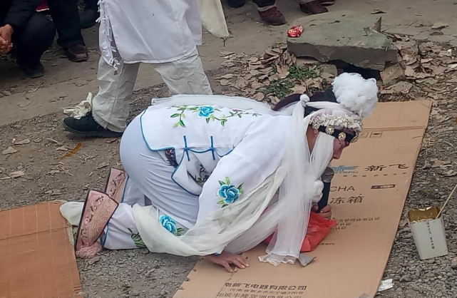 河南哭丧女年过5旬还在四处哭丧1年哭70多场磕头上万次