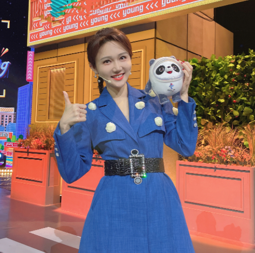 央视龙洋指压板上跳绳穿破洞裤长腿纤细没站稳吓到失声尖叫