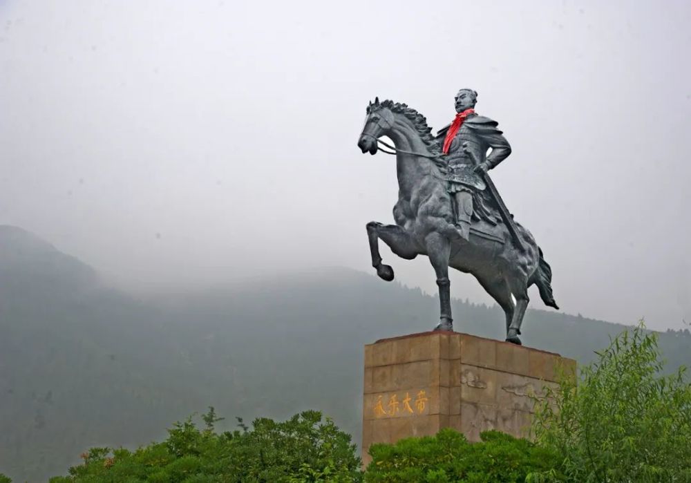 广场是原来规划中的风景区主大门,广场中央有永乐大帝的雕像.