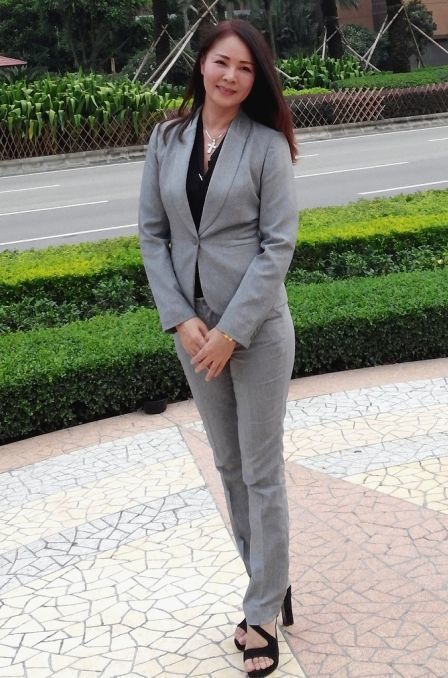 曾小燕后来下海拍了几部风月片,反响平平,她又跑到澳门赌场当公关