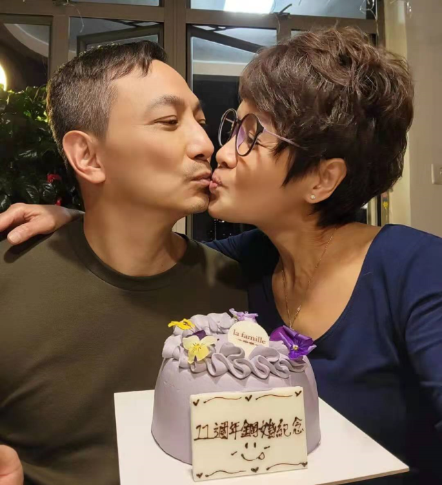 整容7年,香港女星与老公甜蜜亲吻庆祝结婚11周年|袁洁仪|宝珮如|整容