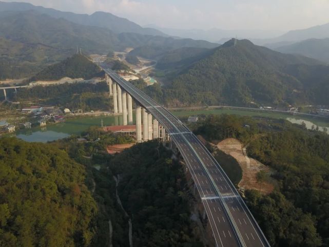 区,明溪县,宁化县,建宁县,终于建泰高速公路相交的金铙山枢纽互通路