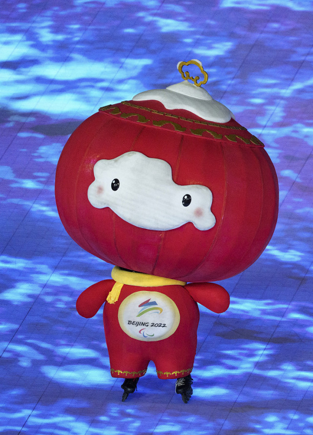 2022北京冬残奥会闭幕式:吉祥物"雪容融"入场
