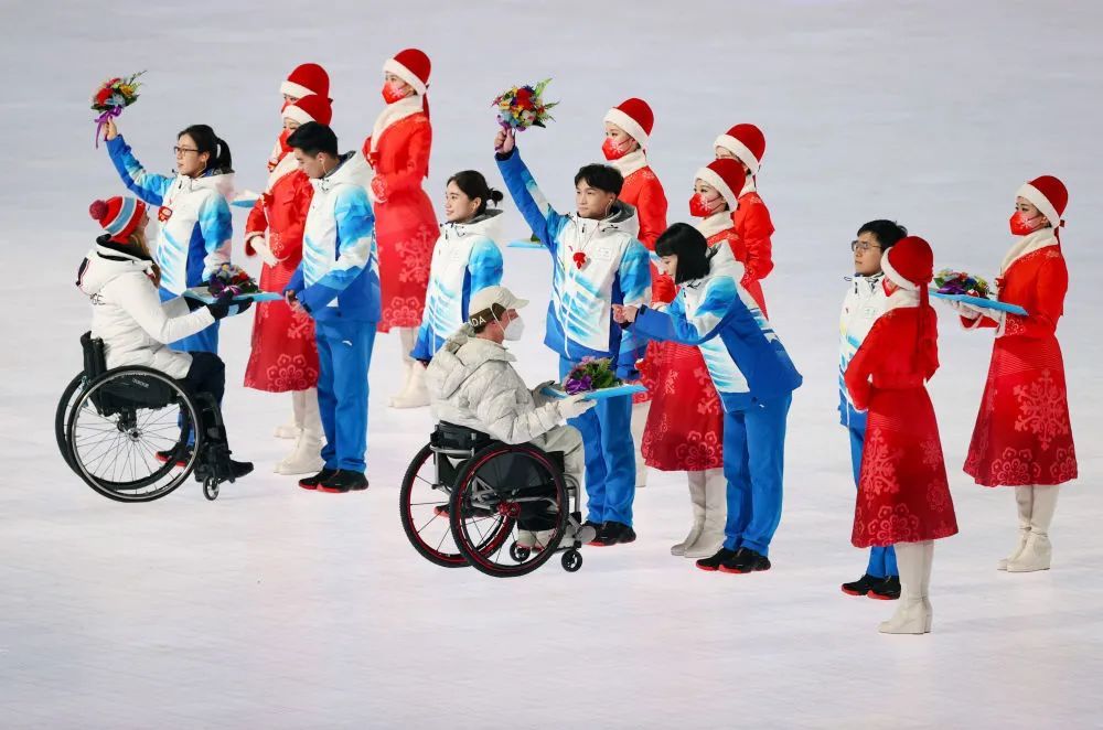 再见了，北京冬残奥会！4个人玩跷跷板