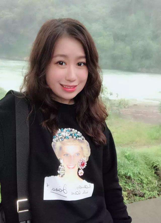 哈尔滨美女画家朱晶涉嫌抄袭正脸曝光长得温柔可人