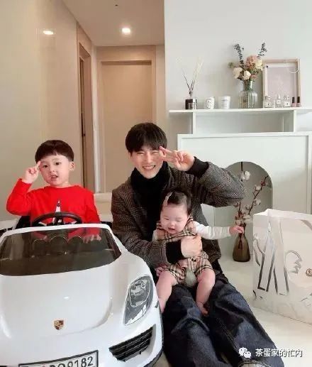 去67白久英老师家做客的金俊勉和小孩合照的时候好可爱