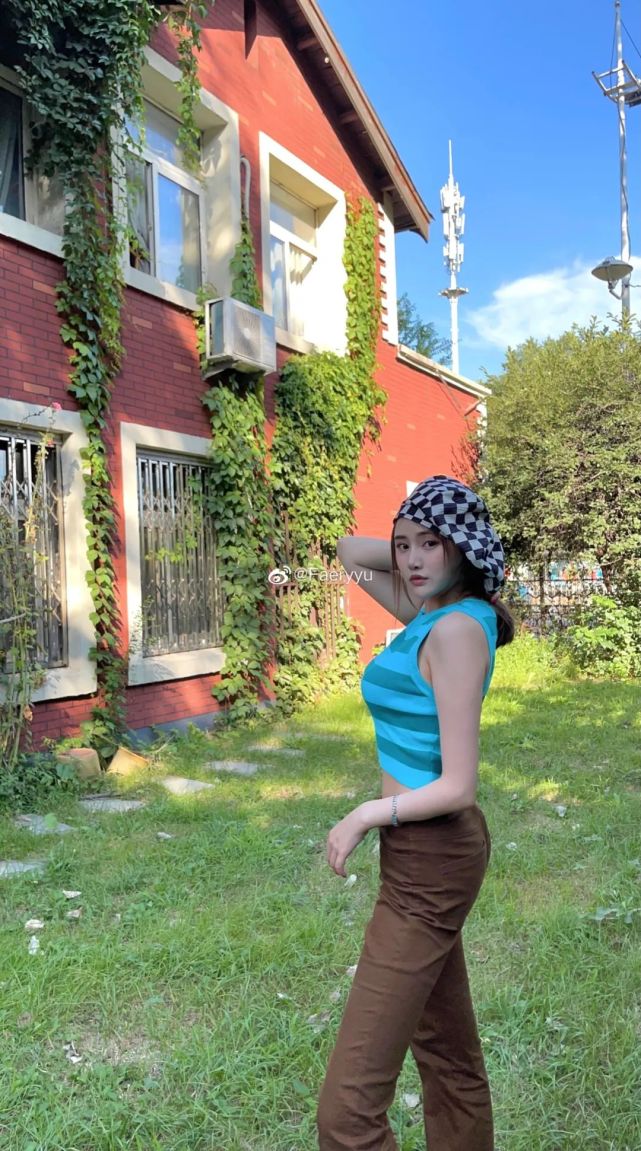 黄思雨,身高168,就读于沈阳科技学院,射手座,爱好旅行和滑雪!