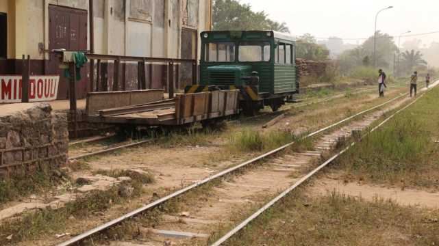 非洲国家刚果发生火车脱轨事故至少60人丧命