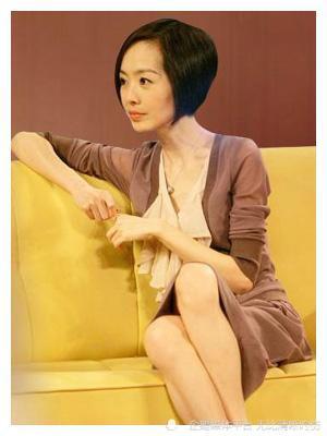 曾在一期节目中,鲁豫采访一位白发苍苍的老院士,当时老院士上台后,先