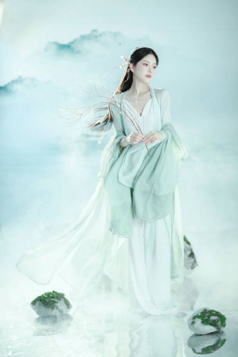 杜淳妻子王灿古风写真曝光 持剑回眸仙气十足