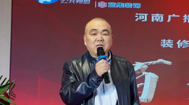 华埔装饰集团董事长张革命向公共频道明星调解员何玲,褚劲松授锤,宣告