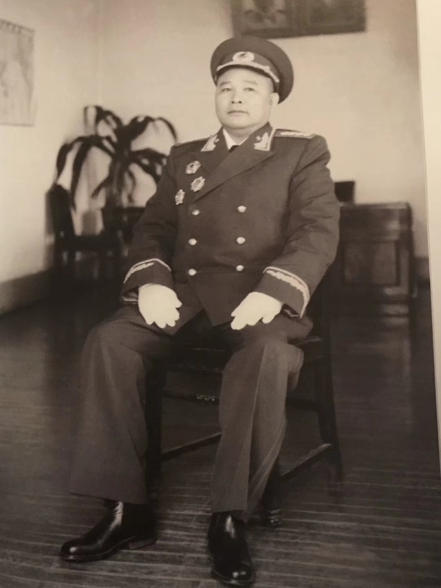 林元帅出身贫农?大将徐海东掌拍桌子:放,胡说