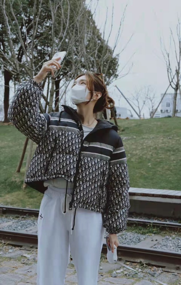 江疏影穿拼接印花羽绒服搭配浅色休闲束腿裤运动时尚感满满