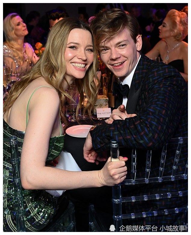 埃隆·马斯克前妻官宣恋情,穿吊带绿裙身材火辣,男方是小5岁童星