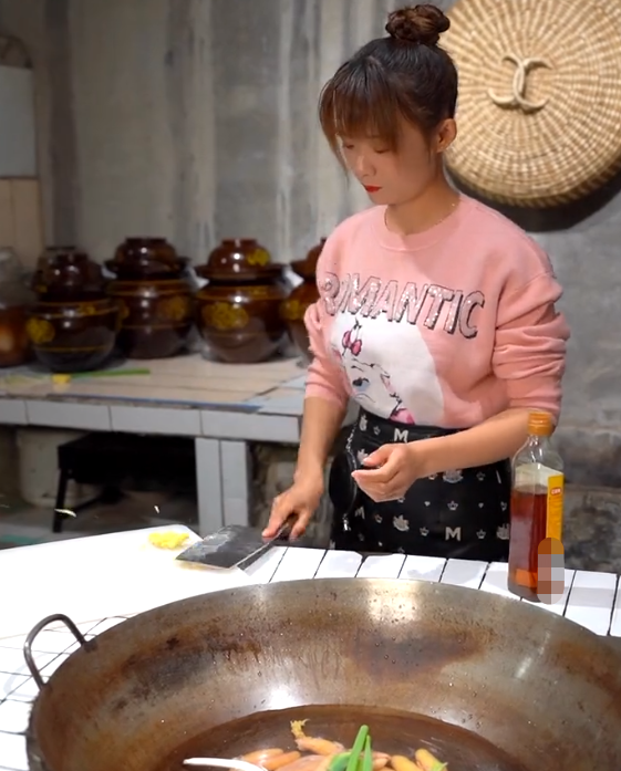 穿jk裙做饭的小厨娘严素开始炫富网友已取关