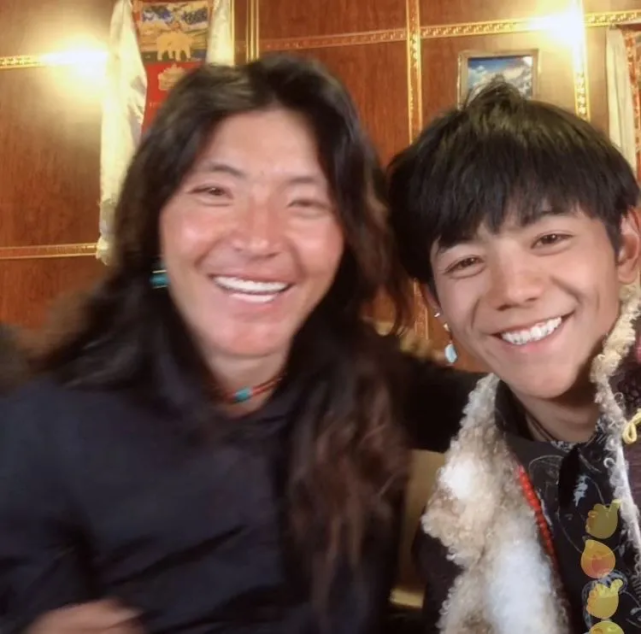 丁真走红之后,他全家都火了,而丁真的舅舅因酷似郑伊健也走红于网络.