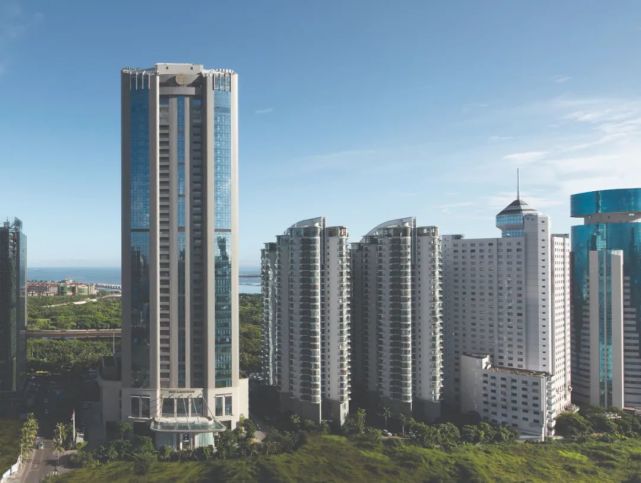 海口朗廷酒店坐落于海口市区——中环国际广场的高层部分,酒店的室内