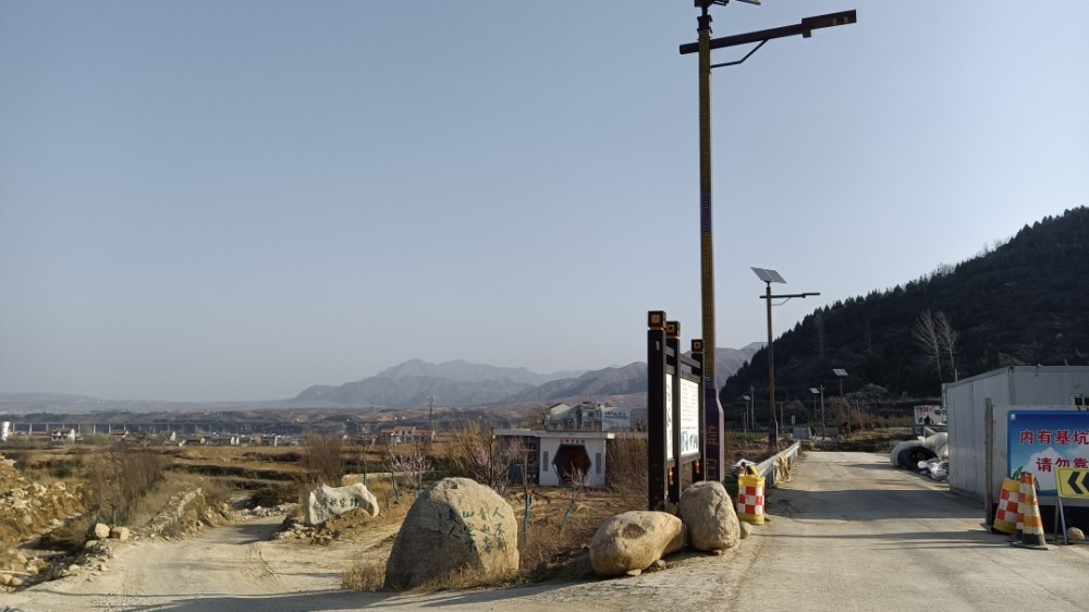 山而行,没多时便到了道沟峪的入口——道沟峪与流峪的山口离得非常近