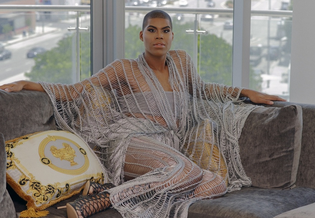 魔术师儿子晒近照,貂皮披肩妩媚,对镜子自拍!27岁活出贵妇范