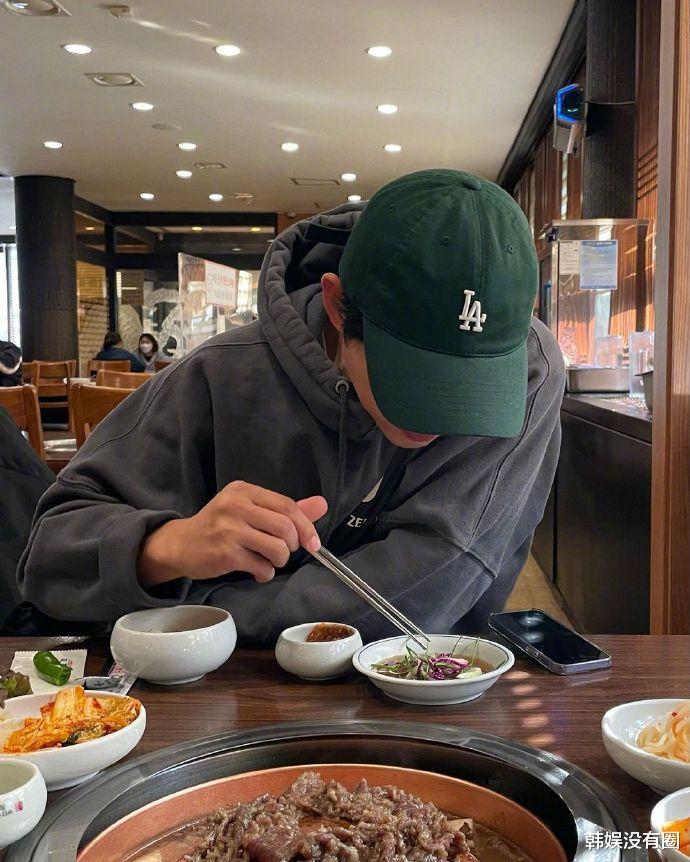 真的37岁了宋仲基晒日常吃饭照童颜美貌引热议