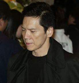 向华强在香港也是数一数二的人物,因此这一耳光打蒙了在场的所有人.