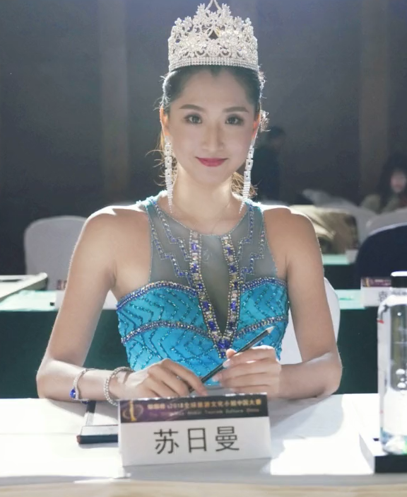 苏日曼生前最好的朋友之一,内蒙古籍双语主持人高磊参加了送别仪式,受