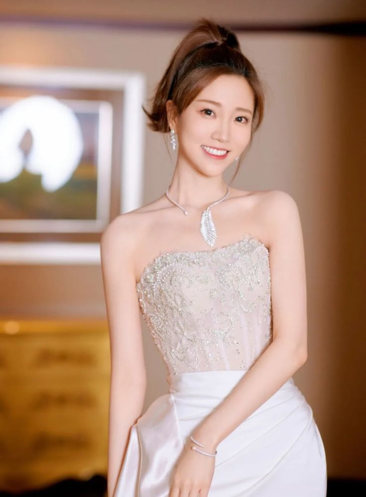 明星壁纸张纯烨二