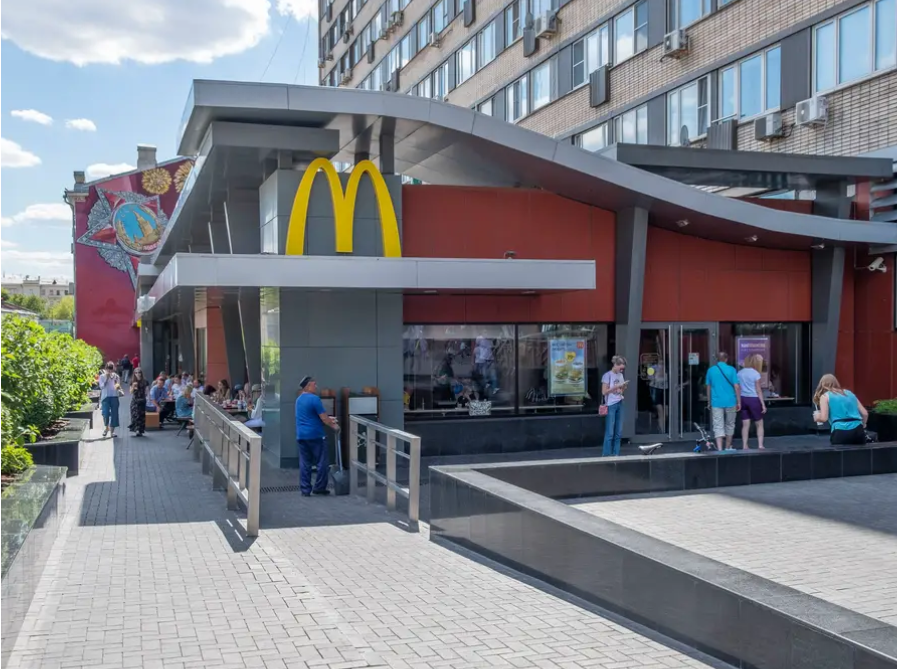 一个时代的结束！麦当劳宣布退出俄罗斯，这些公司也暂停扛不住了