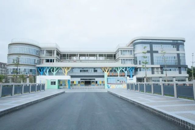 東華教育集團屬下設有東華幼兒園東城園區,松山湖生態園區和東華外國