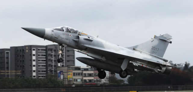 台军幻影2000战机坠海台媒当时正执行驱离解放军飞机任务