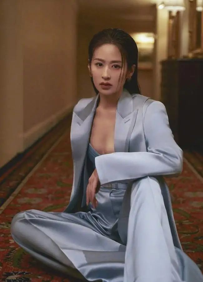 颖儿瘦到极致却还是小方脸排骨胸也太明显了真是太惹眼了