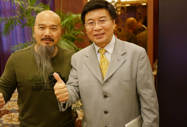 冯潇霆要退位让贤给巩汉林韩乔生犀利点评国足被人骂几句正常