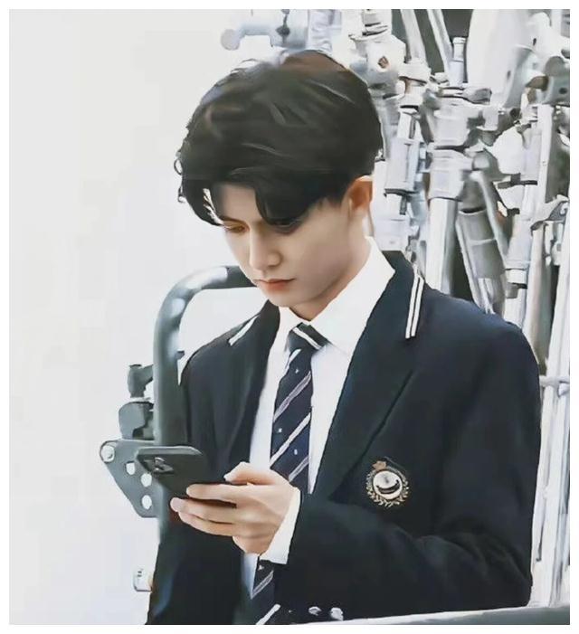 《暮色心约》路透照,baby和任嘉伦演校园恋爱戏,光看造型就赢了插图2