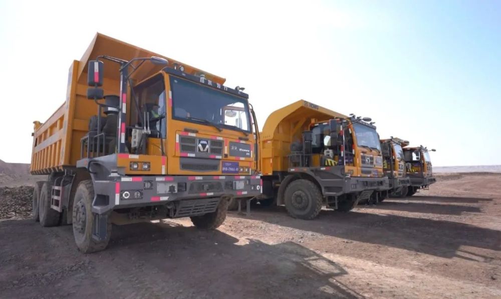 3月13日,在哈密大南湖煤电基地,国家能源集团国神公司大南湖二矿4辆