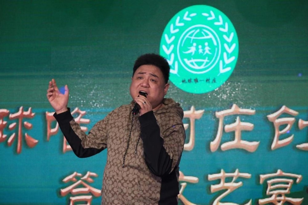 《我爱中国》,《懂你》北京御龙古今艺术剧院歌舞团团长甄铁宁演奏的