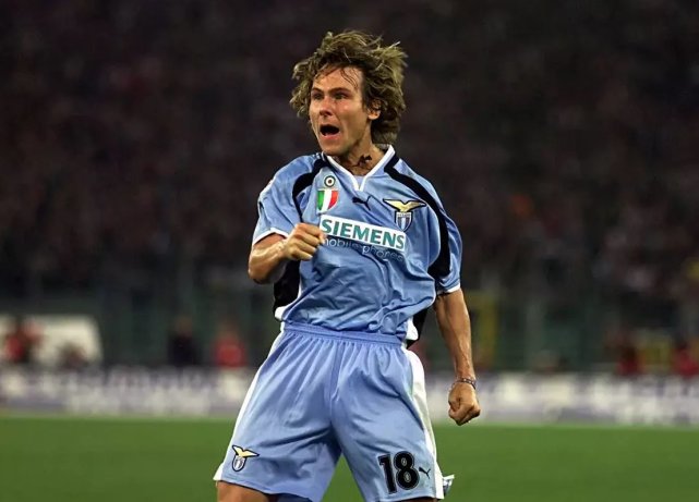 主场作战的拉齐奥大开杀戒,开场第17分钟,内德维德左路凌空撩传,小