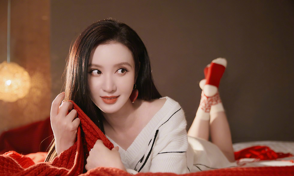 张萌晒度假照秀好身材,与老公吕超罕同框,夫妻俩吃烛光餐好甜蜜_腾讯