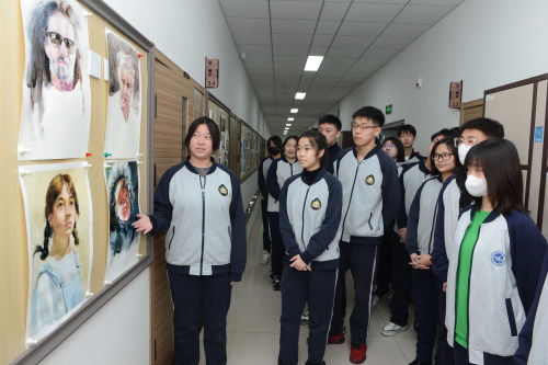 沈阳市第二十四中学举行学生美术作品展,十年丹青绘就锦绣未来