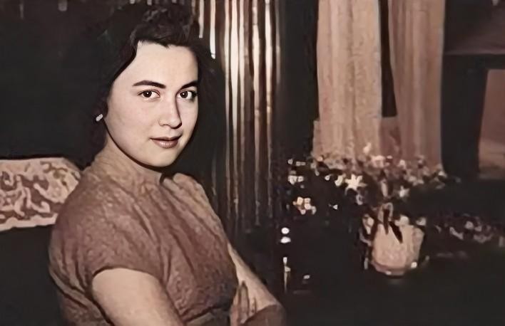 到牵手看星星看月亮,很快,何鸿燊不可救药地爱上了这个充满活力的女孩