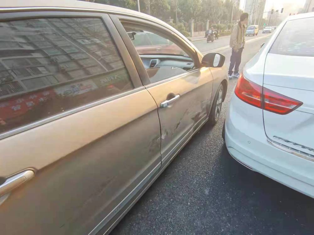 两车轻微刮擦后车主弃车竟为送孩子上学吉首交警开出罚单