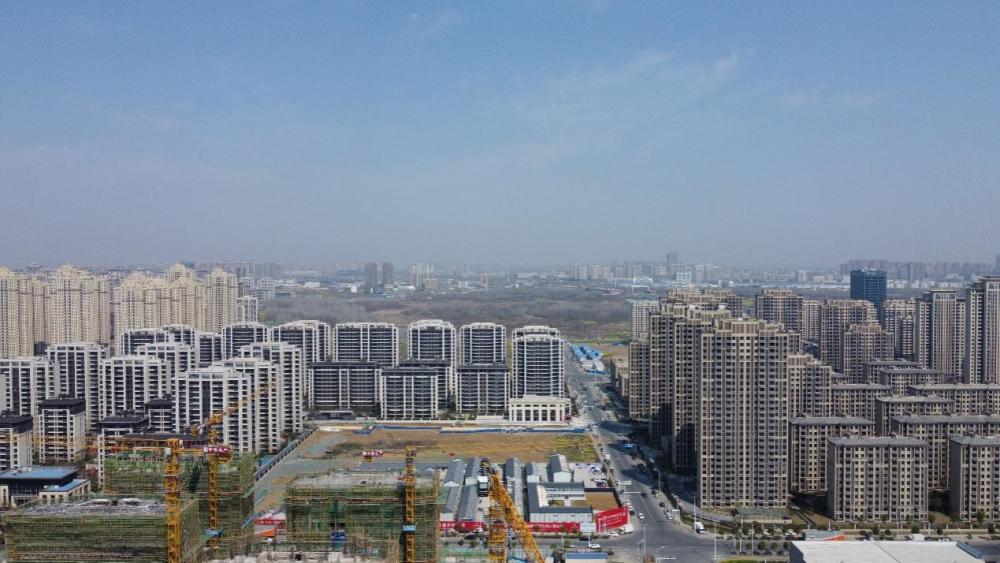 南侧为华东国际建材中心,东侧有在建的明悦商业广场,华东文博城和仓储
