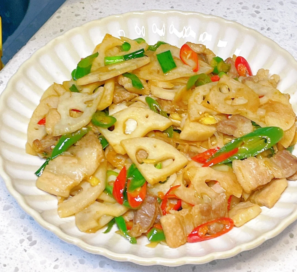 【蒜苗莲藕炒肉片的详细做法】食材挑选:选购两根白莲藕(莲藕要外皮