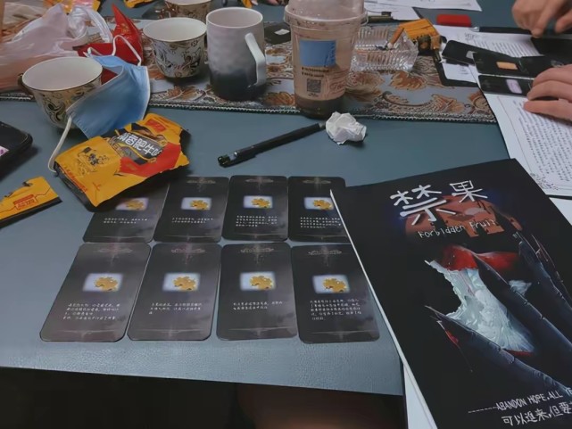 有不少剧本杀线下门店为了吸引更多的年轻消费者,都使用了打"擦边球"