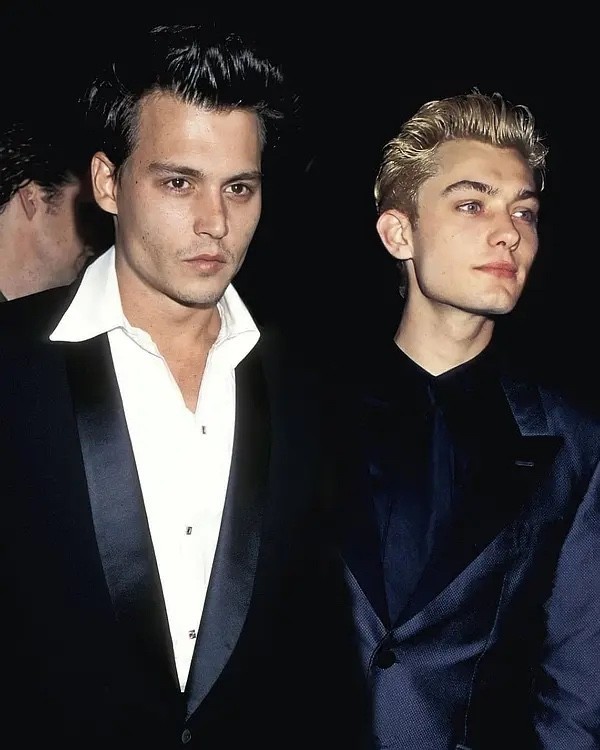 同样二婚裘花和小16岁美女学霸相亲相爱德普却被娇妻赶出家门